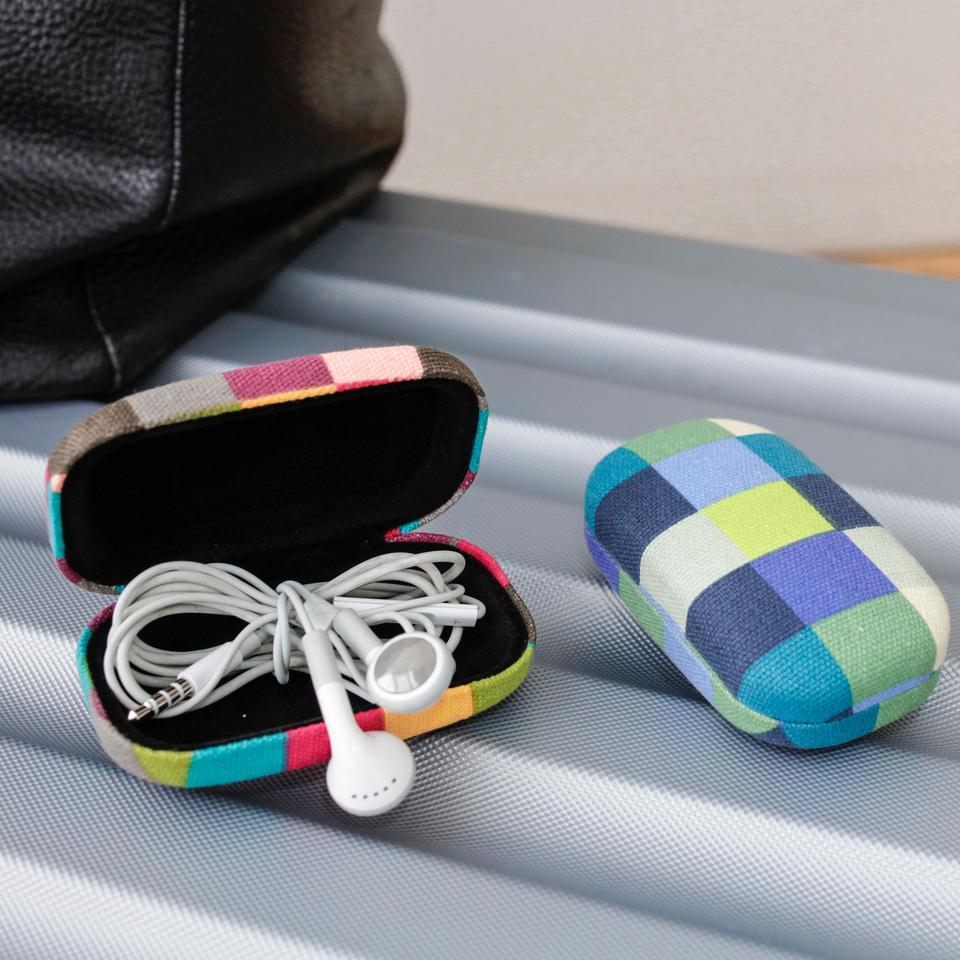 Kikkerland - Plaid Travel Case - Image 2