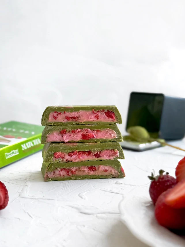Matche Strawberry Cream - Belgian Chocolate Bar With Matcha & Strawberry Cream - Image 3
