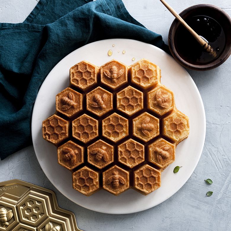 NordicWare - Honeycomb Pull-Apart Cakelet Pan - Image 4